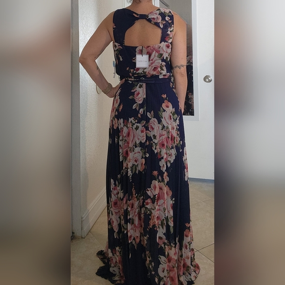 Premier Amour Maxi Dress - Picture 3 of 10